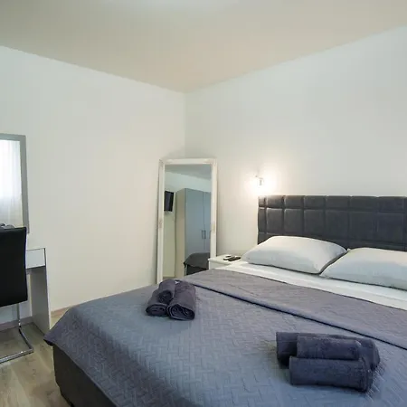 Apartment Too Sweet 1 Split